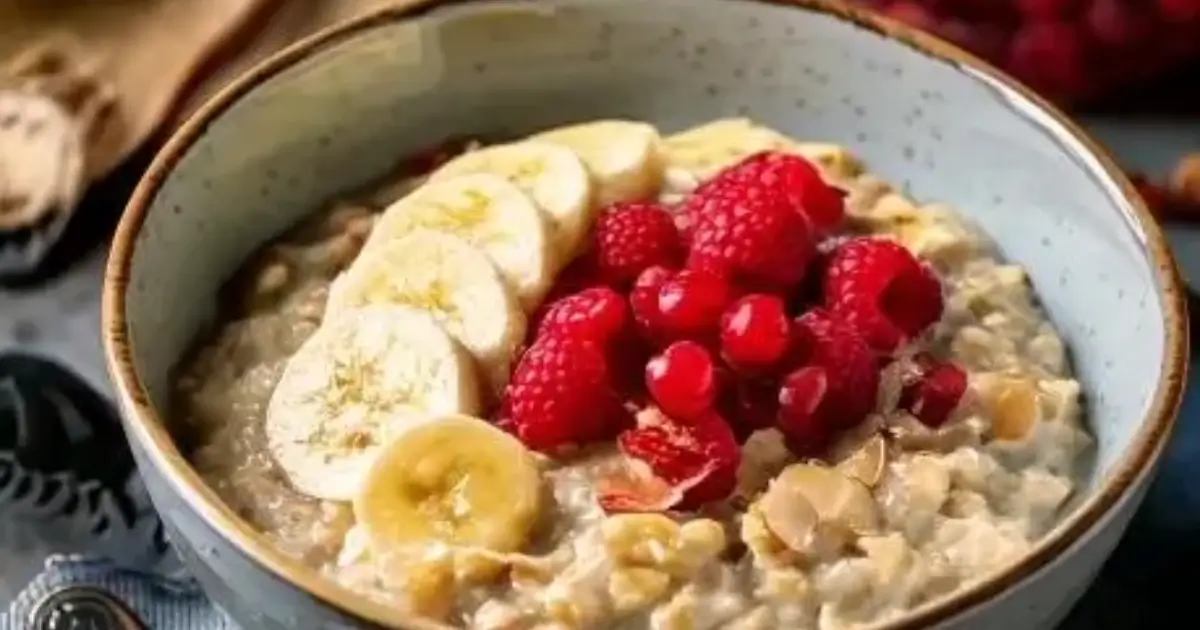 Bol de porridge d'avoine avec banane et fruits rouges : que manger en cas de diarrhée au petit déjeuner.